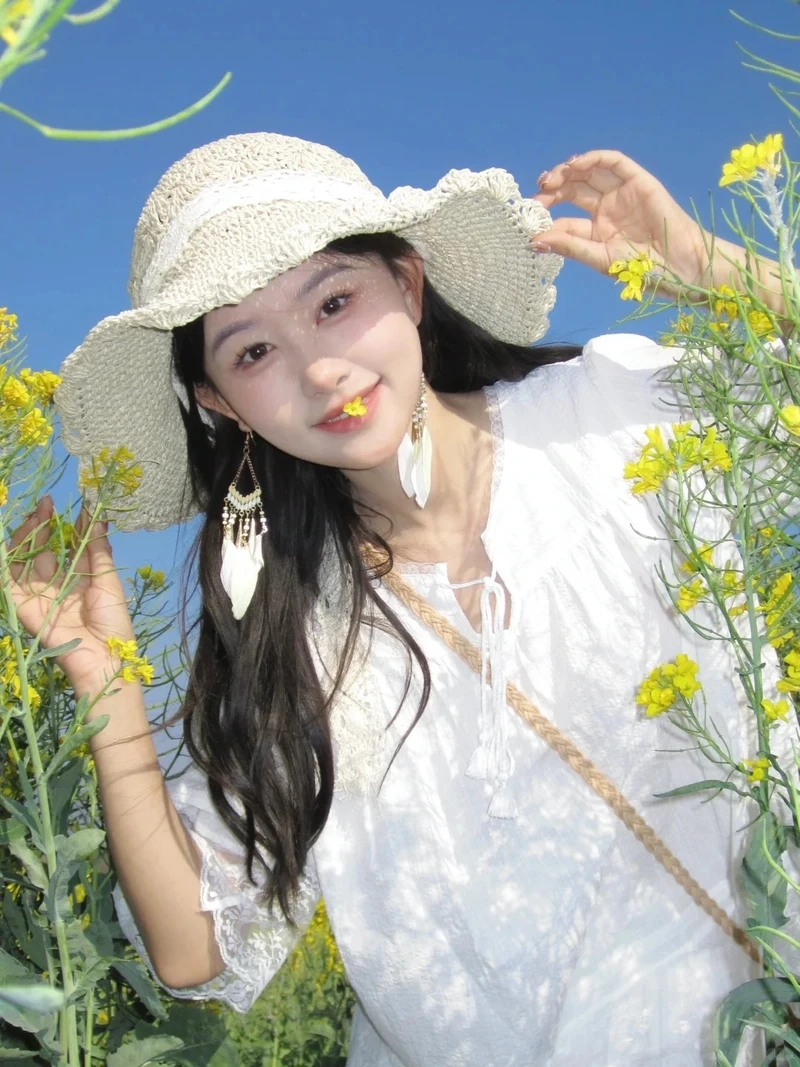 Khoảnh khắc trong trẻo của gái xinh chụp ảnh với hoa khiến ai cũng say mê