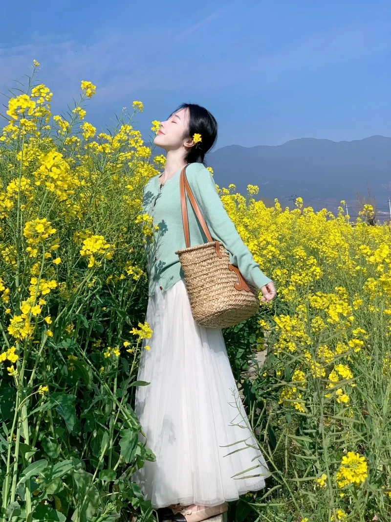 Nàng thơ nhẹ nhàng trong concept gái xinh bên hoa vintage cực cuốn hút