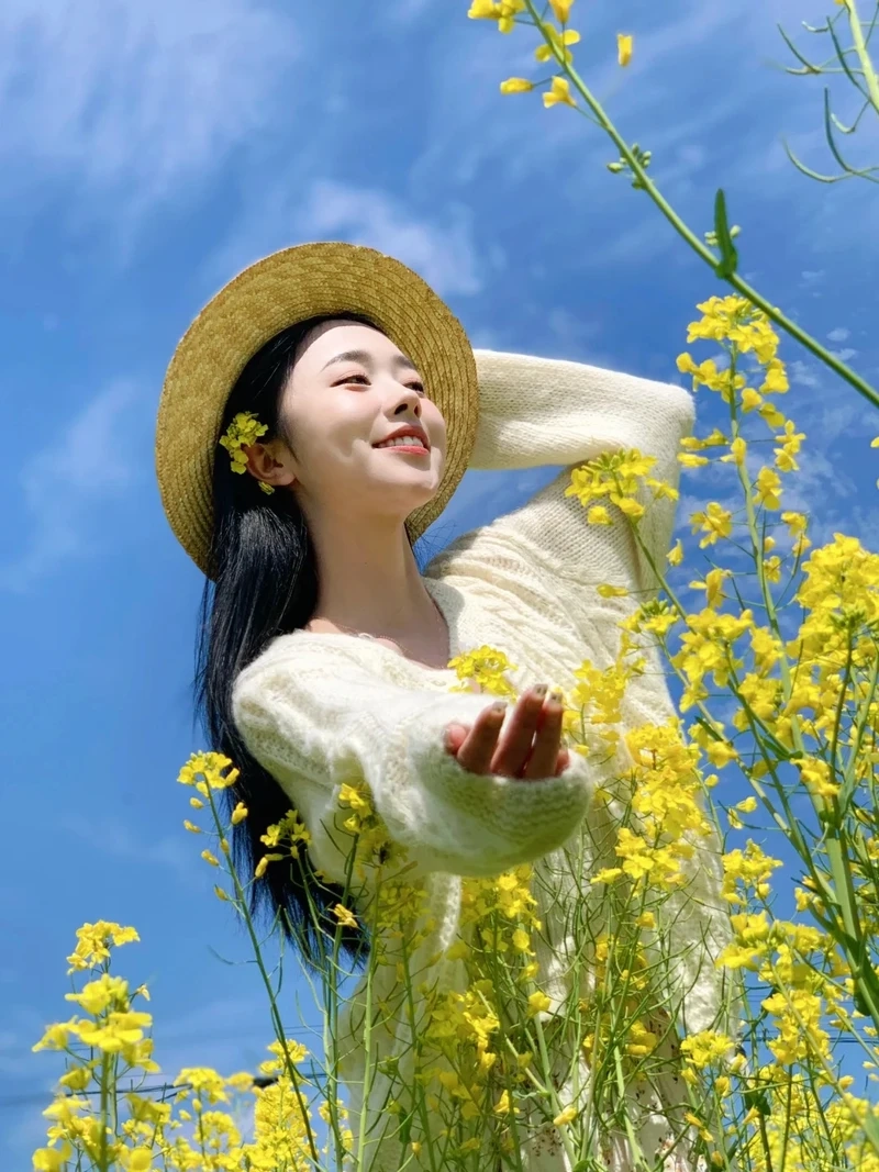 Vẻ đẹp mong manh của gái xinh bên hoa dịu dàng khiến tim rung động