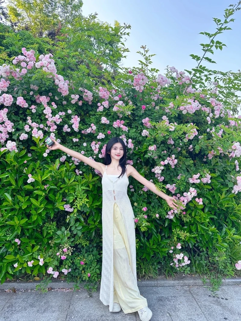 Vẻ đẹp mộng mơ của gái xinh bên hoa phong cách nàng thơ