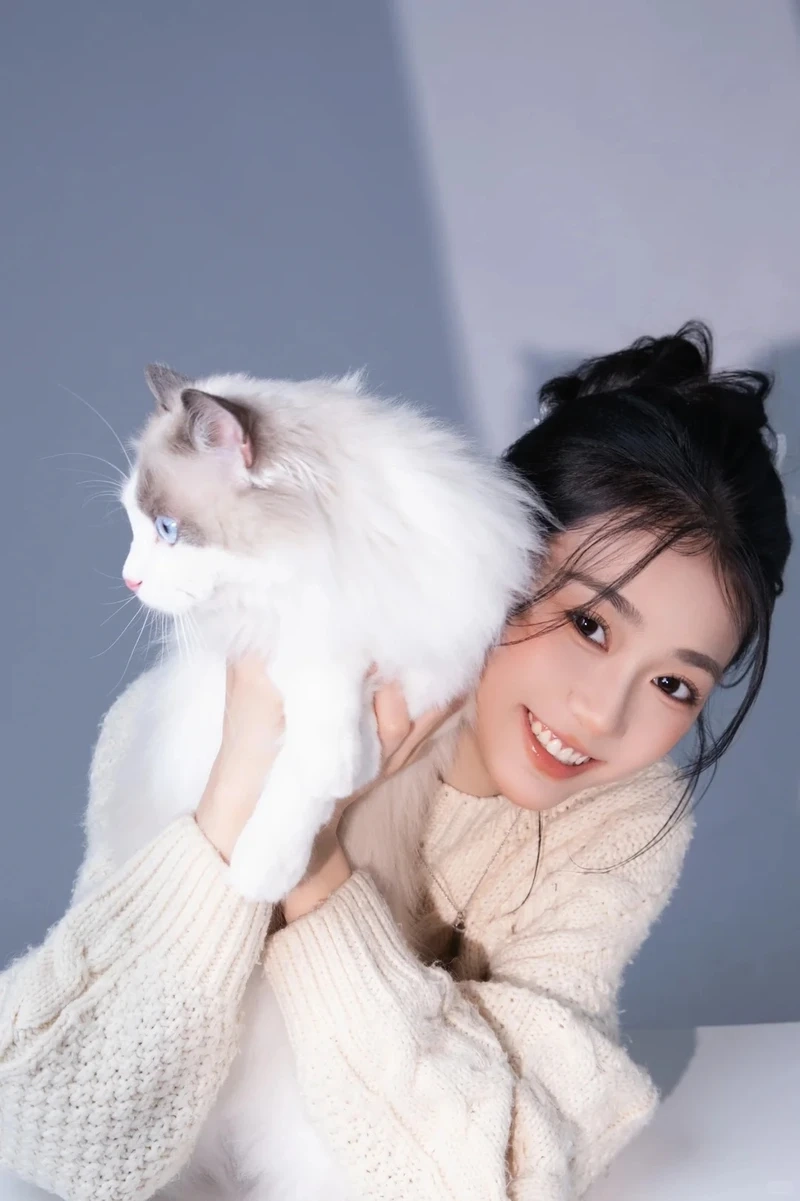 Khoảnh khắc ngọt ngào của gái xinh bên mèo dễ thương khiến dân mạng tan chảy