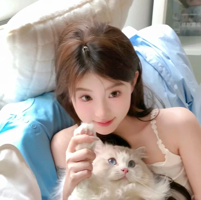 Vibe cổ điển của gái xinh bên mèo vintage khiến khung hình thêm cuốn hút