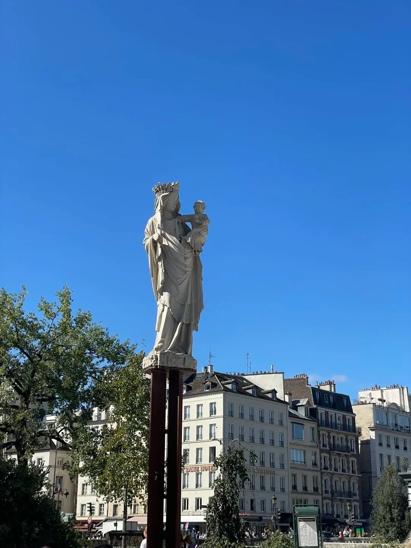 Lạc bước giữa phong cảnh Paris cổ kính đậm chất lịch sử