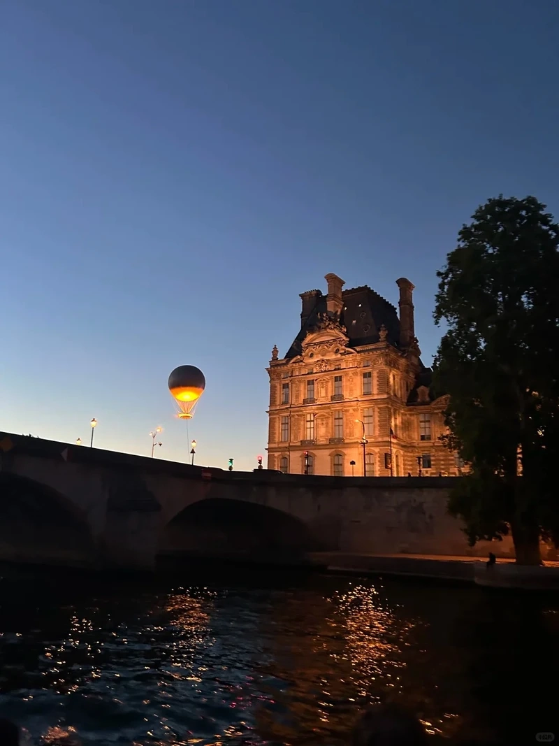 Ánh đèn lung linh trong phong cảnh Paris buổi tối cực kỳ cuốn hút